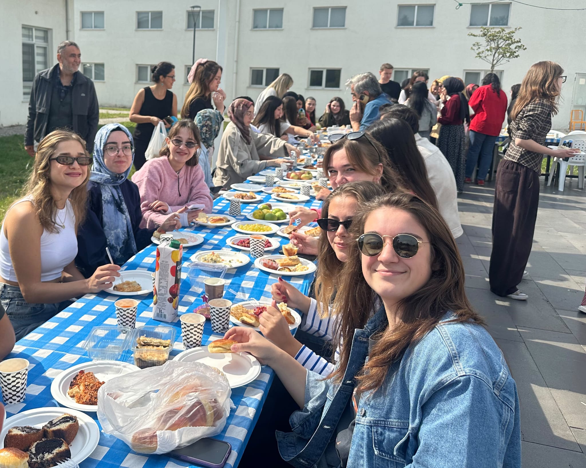 GÜZEL SANATLAR FAKÜLTESİ GELENEKSEL KAHVALTILI TANIŞMA ETKİNLİĞİ